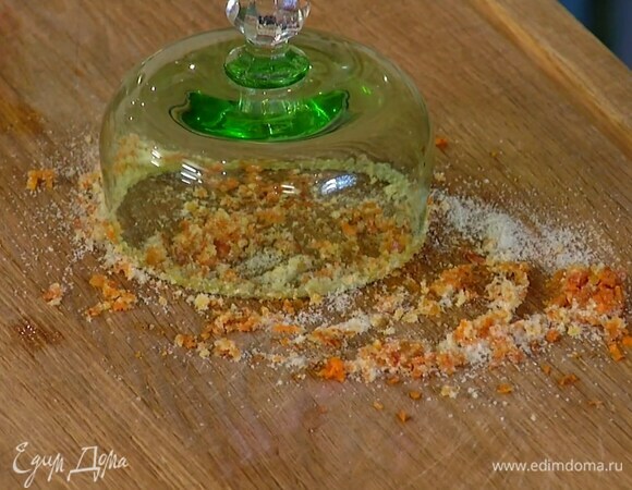 Края прозрачных бокалов смазать долькой апельсина и обмакнуть в цедру с сахаром.