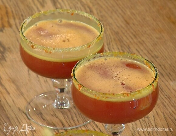 Разлить в бокалы сок с желатином, разложить апельсиновую мякоть и отправить в холодильник застывать.