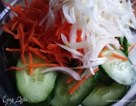 Нарезать огурцы и лук. Морковь натереть.