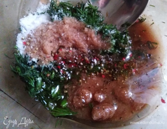 Сделать заправку. Соединить измельченный чеснок и укроп с сахаром, солью, растительным маслом, бальзамическим уксусом и перцем.