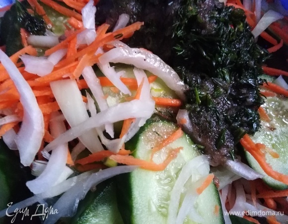 Смешать заправку с огурцами. Оставить на 1,5 часа мариноваться. В течение всего времени салат перемешивать. Готов к употреблению.