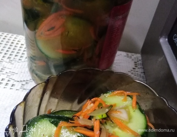 Переложить салат в банку, залить образовавшимся соком. Убрать в холодильник.