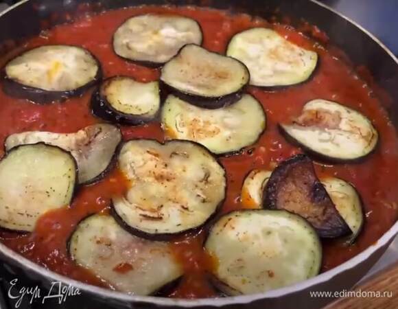 Почистите и измельчите чеснок, добавьте к помидорам и тушите 3 минуты. После добавьте баклажаны и тушите еще 2 минуты.