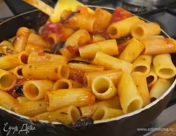 В кипящей подсоленной воде отварите пасту до состояния альденте. Слейте воду. Переложите пасту в сковороду. Перемешайте, чтобы она объединилась с соусом.