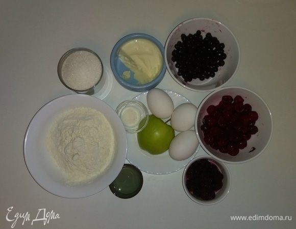 Вот все необходимые ингредиенты для пирога. Ягоды были заморожены, поэтому их нужно разморозить перед началом приготовления.