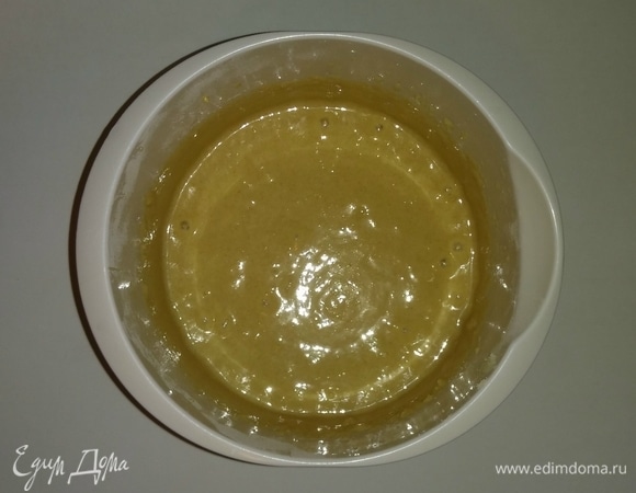 Для начала нужно приготовить тесто. Для этого в глубокую емкость нужно добавить сахарный песок, сливочное масло комнатной температуры и куриные яйца. Перемешать все миксером до растворения сахара (около 30 секунд). Затем добавить туда просеянную блинную муку. Все перемешать миксером до однородного состояния. Тесто должно получиться текучим (как 15% сметана).