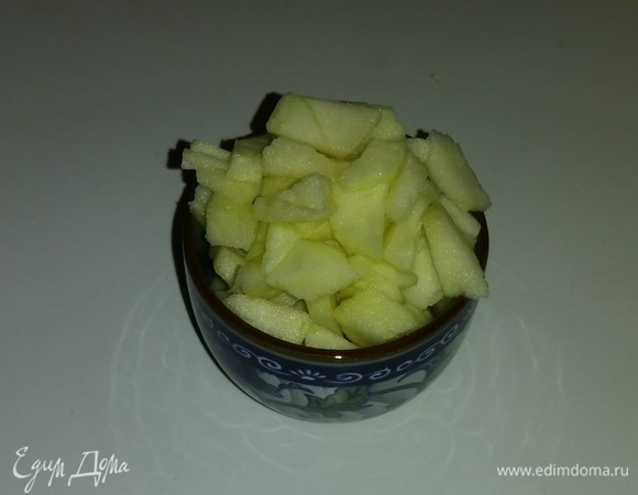 Яблоко очистить от кожуры и мелко нарезать.