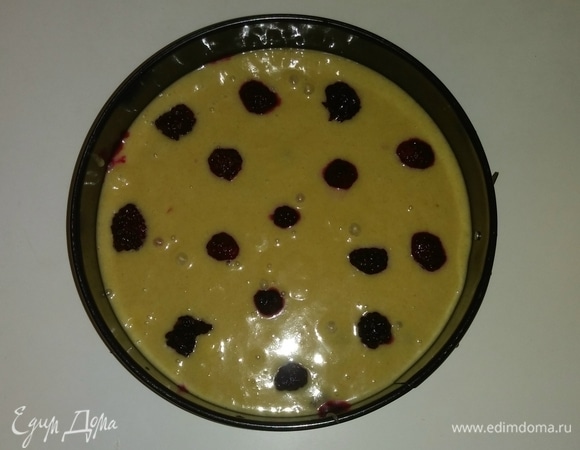 Смазать форму для выпечки растительным маслом, чуть посыпать мукой и выложить в нее ягоды и кусочки яблока. Затем вылить туда тесто. Разогреть духовку до 180°C и поставить в нее форму на 45 минут. Готовность пирога проверять щупом для выпечки или зубочисткой (время приготовления зависит от вашей духовки).