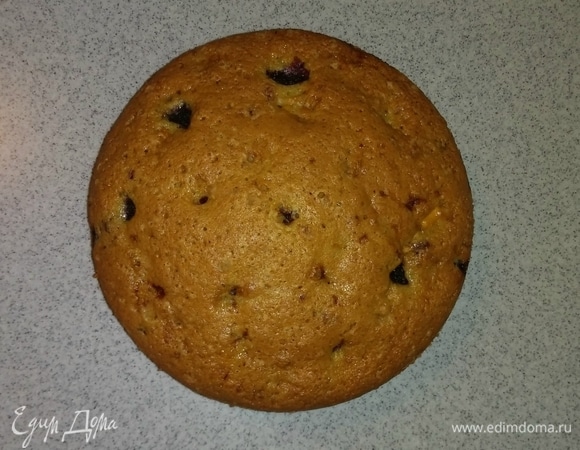 Спустя указанное время вынуть пирог из духовки и из формы. Положить на блюдо и остудить при комнатной температуре.