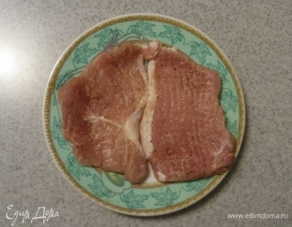 Мясо отбить с двух сторон и натереть смесью соли, черного молотого перца, сушеного молотого чеснока (в ингредиентах он указан как «чеснок сушеный»). Поставить мясо со специями на 20 минут в холодильник.