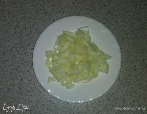 Репчатый лук очистить от шелухи, помыть и измельчить.