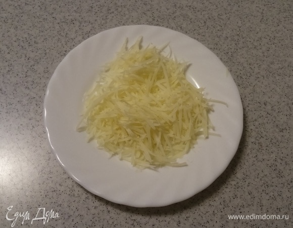 Натереть сыр на мелкой терке.