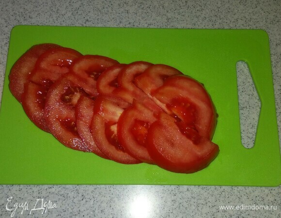 Помидор нарезать кружочками, затем разрезать их пополам.