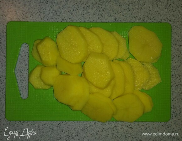 Картошку нарезать кружочками (около 5 миллиметров толщиной).