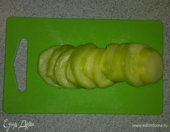 Кабачок так же, как цукини и грибы, был заморожен (в нарезанном виде), и его предварительно нужно разморозить при комнатной температуре.