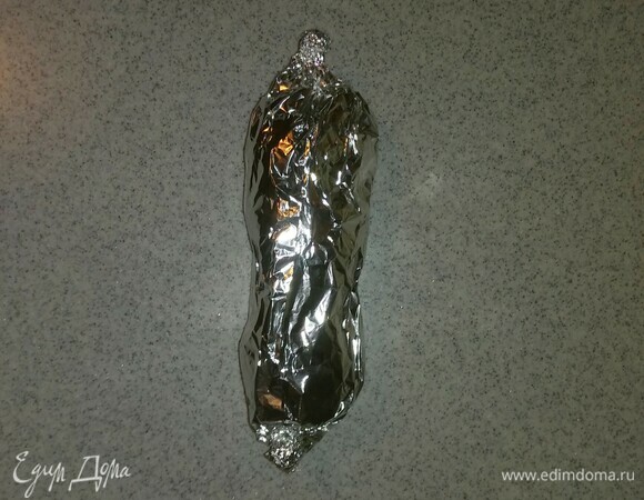 Затем взять длинные деревянные шпажки и надеть на них кружочки нарезанных овощей, грибов и сыра. Я надевала овощи в следующей последовательности: картошка, шампиньон, цукини, помидор, кабачок, моцарелла, картошка, лук, моцарелла и снова кабачок. В какой последовательности вы будете надевать на шпажки ингредиенты, чередуя их с сыром, — это ваш выбор, т. к. вкус от этого не изменится. Посолить овощи, надетые на шпажки. Для заворачивания овощей подготовить листы фольги, смазав их растительным маслом. А затем каждый шашлычок нужно плотно завернуть в фольгу, положить на противень и поставить его в разогретую до 190°C духовку на 35–40 минут (время приготовления зависит от вашей духовки). За пять минут открыть духовку и развернуть сверху каждого шашлычка фольгу, запекать до окончания времени приготовления. При подаче украсить руколой. У меня получилось 5 шашлычков. Приятного аппетита!