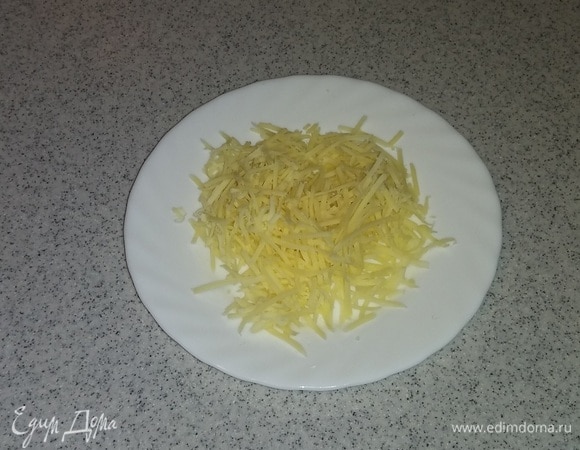 Натереть сыр на мелкой терке.