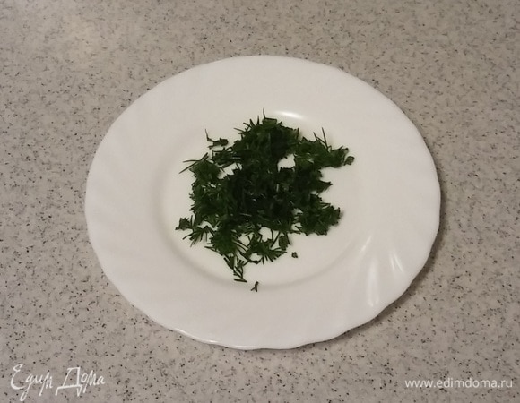 Зелень укропа мелко нарезать.