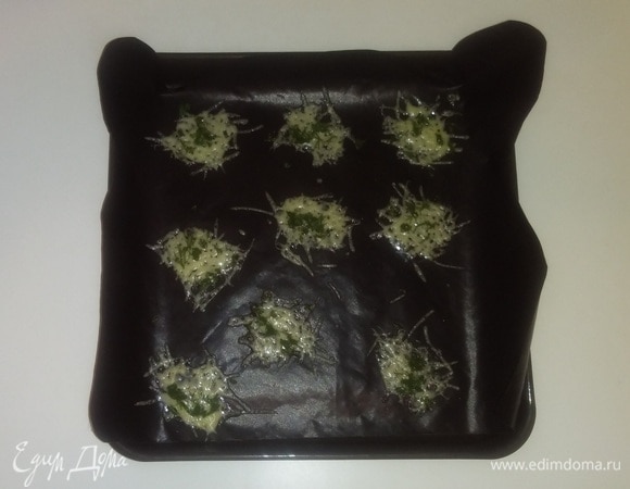 Застелить противень силиконовым ковриком для выпечки и выложить на него горки тертого сыра на расстоянии друг от друга, посыпав сыр нарезанным укропом. Разогреть духовку до 180°C и поставить в нее противень с сыром на 12–14 минут (время приготовления зависит от вашей духовки).