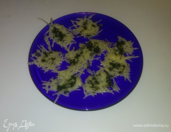 После чего положите сырные чипсы на тарелку для охлаждения.