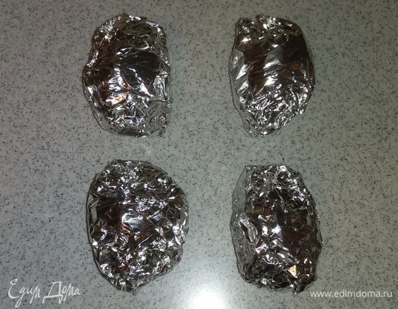 Завернуть каждую картофелину в фольгу.