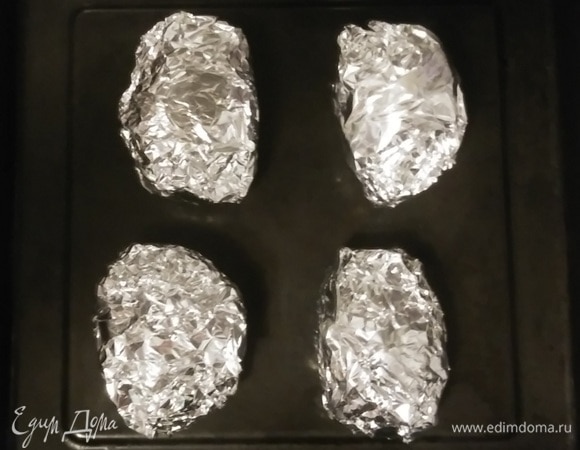 Разогреть духовку до 190°C и поставить в нее противень с картошкой на 50 минут (время приготовления зависит от вашей духовки). Проверить готовность картошки можно, проткнув ее зубочисткой.