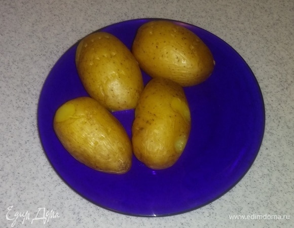 Спустя указанное время вынуть картошку из духовки, снять с нее фольгу и положить на тарелку. Остудить картошку около 10 минут при комнатной температуре, т. к. она не должна быть очень горячей.