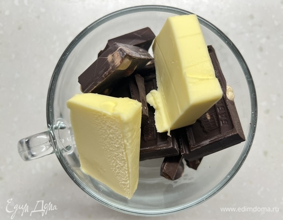 Масло и шоколад смешать и растопить на водяной бане или в микроволновке импульсами.