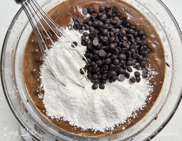 Добавить шоколадную крошку (можно заменить орешками). Далее — муку, все хорошо смешать.