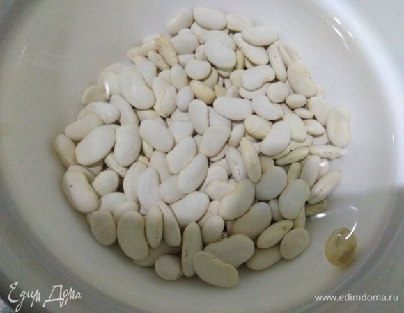 Фасоль замочить на ночь в воде. Отварить до готовности. Параллельно сварить свеклу.