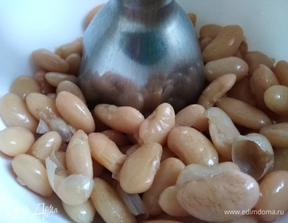 Измельчить фасоль блендером.