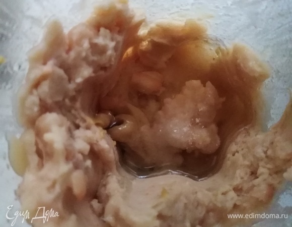 Добавить горчицу, соль, сахар, уксус, растительное масло.