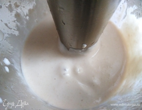 Взбить блендером до однородной массы. Если вам кажется, что майонез густоват, добавьте немного отвара от фасоли.