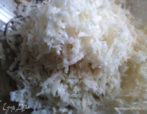 Редьку натереть на терке.