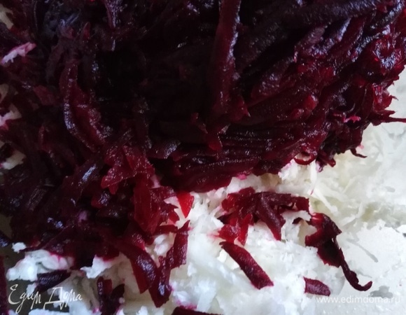 Добавить тертую отварную свеклу.