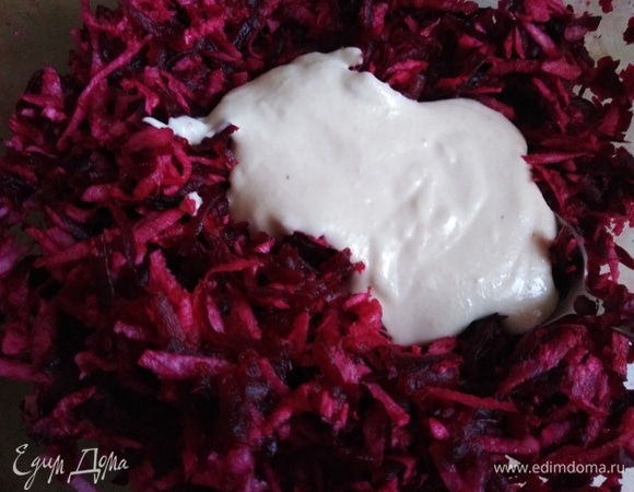 Заправить приготовленным майонезом из фасоли. Я выложила весь соус, т. к. люблю, чтобы салат был сочным.