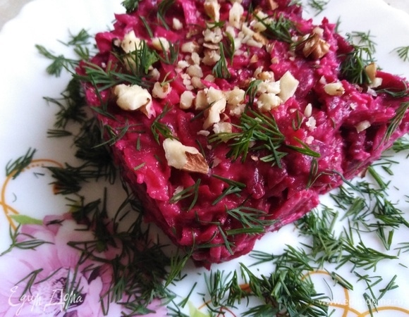 При подаче посыпать рублеными грецкими орехами и зеленью. Приятного аппетита!