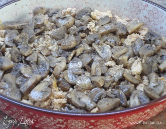 В форму для запеканки выложите половину капусты, затем фарш, сверху грибы.