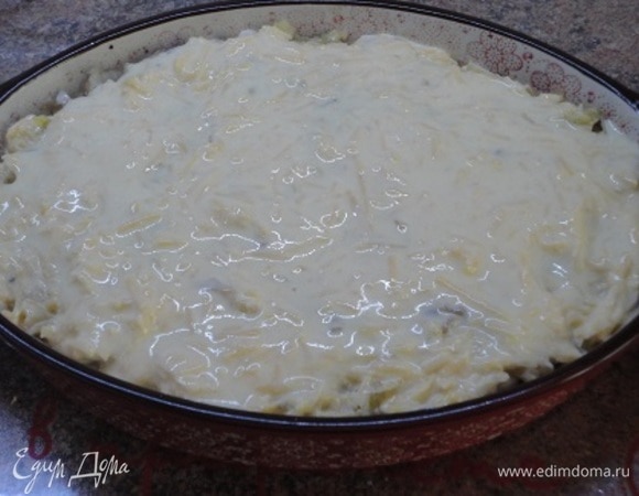 Накройте все оставшейся капустой. Для заливки смешайте яйца со сметаной и тертым сыром. Залейте содержимое формы. Готовьте запеканку в нагретой до 200°C 15–20 минут.