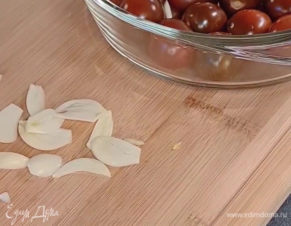 Моем черри, чеснок нарезаем слайсами.