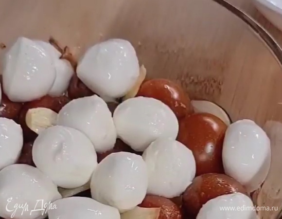 Достаем из духовки и выкладываем моцареллу. Ставим еще на 5–8 минут в духовку.