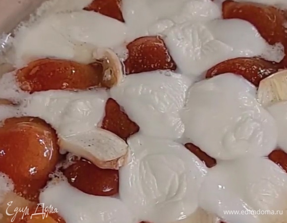 Наша закуска готова. Но для полноты вкуса поджарим нарезанный на ломтики хлеб.