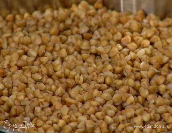 Гречку отварить согласно инструкции на упаковке.