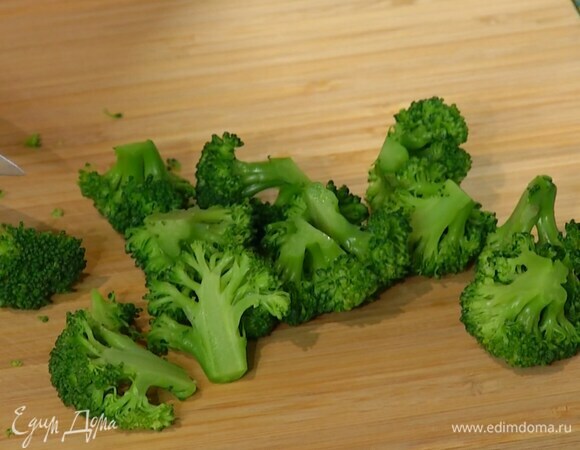 Брокколи разобрать на небольшие соцветия, отварить в кипящей подсоленной воде и крупно порезать.