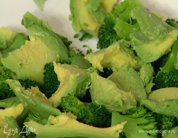 Авокадо разрезать пополам и, удалив косточку, ложкой вынуть мякоть.