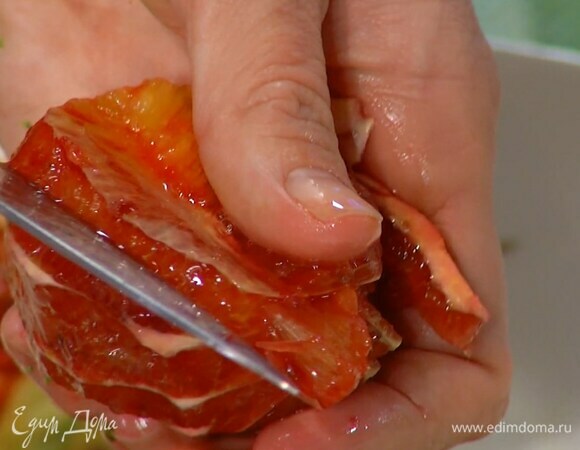 Цедру апельсина натереть на мелкой терке, апельсин почистить и вырезать из перепонок мякоть, сохранив выделившийся при этом сок.