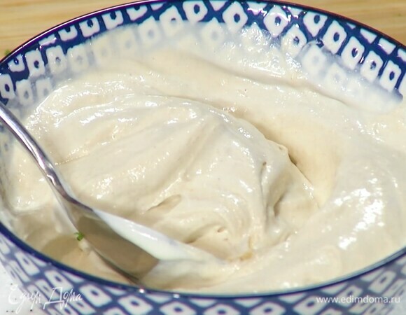 Приготовить заправку: сметану соединить с пастой тахини, влить лимонный и апельсиновый сок, оливковое масло и все перемешать.