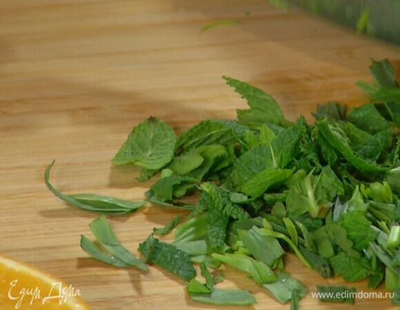 Мяту и тархун мелко порезать.