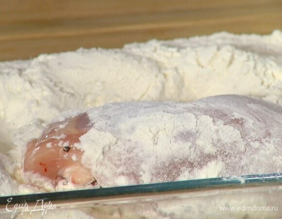 Муку, 1/4 ч. ложки перца и 1/4 ч. ложки соли перемешать и обвалять куриные бедра.