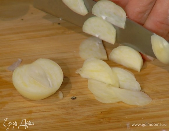 Чеснок почистить и нарезать тонкими пластинками.